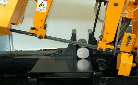 五峰数控带锯床自动送料精度会出现偏差吗？