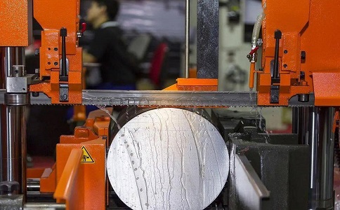 五峰立式金属带锯床切削出现跑带故障解决方法！